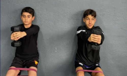 Birebir futbol teknik çalışması yapan koç ve sporcu