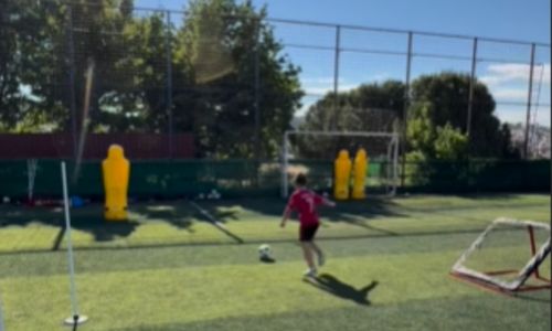 Birebir futbol teknik çalışması yapan koç ve sporcu