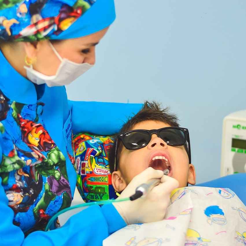 Pasa Dental ekibi steril klinik ortamında çalışırken